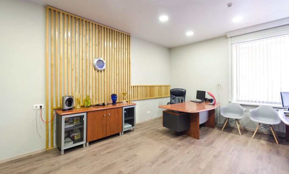 Дизайн-проект офиса 32 кв.м, деревянный комод, декоративные деревянные рейки, часы, декор, пвх плитка, рабочие столы, серые стулья